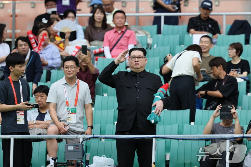 김정은 북한 국무위원장을 닮은 외모로 알려진 홍콩 배우 하워드X가 '2026 아이치·나고야 아시안게임'에 여러 차례 북한 경기에 나타나 관심이 끌었다./시즈오카=뉴스1