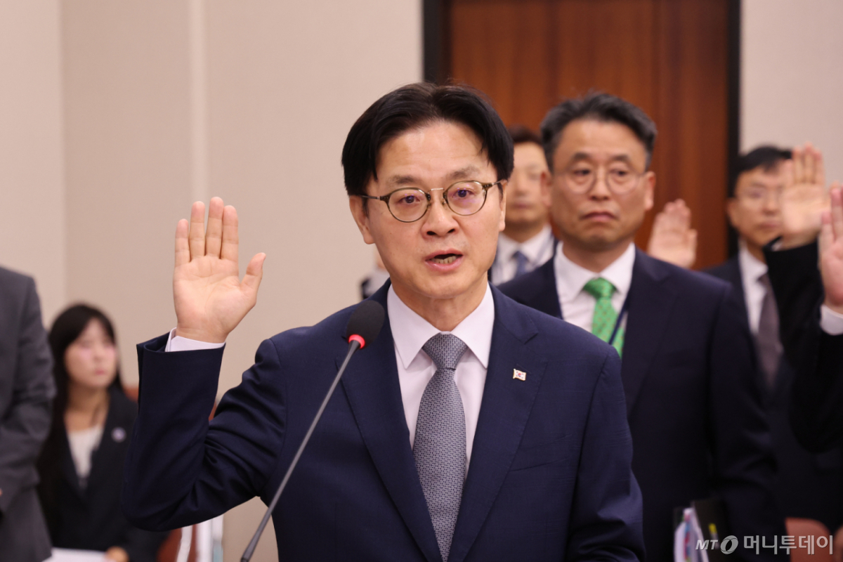 (서울=뉴스1) 황기선 기자 = 김정관 산업통상부 장관이 6일 오전 서울 여의도 국회 산업통상자원중소벤처기업위원회에서 열린 산업부에 대한 국정감사에서 선서를 하고 있다. 2026.10.6/뉴스1 Copyright © 뉴스1. All rights reserved. 무단 전재 및 재배포, AI학습 이용 금지. /사진=(서울=뉴스1) 황기선 기자
