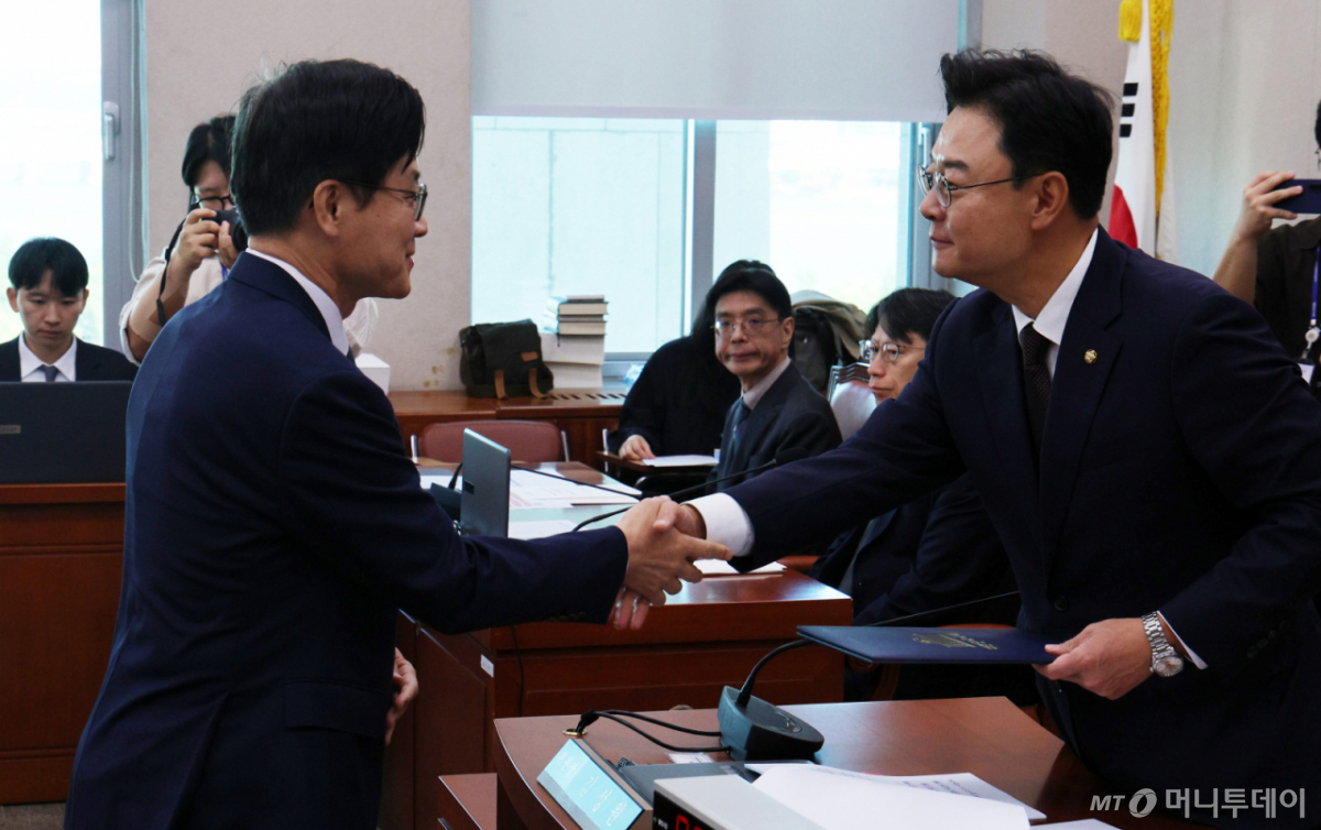 [서울=뉴시스] 고범준 기자 = 김정관(왼쪽) 산업통상부 장관이 6일 서울 여의도 국회에서 열린 산업통상자원중소벤처기업위원회 국정감사(산업통상부)에서 김성원 위원장에게 선서문을 전달한 뒤 악수하고 있다. 2026.10.06. bjko@newsis.com /사진=고범준