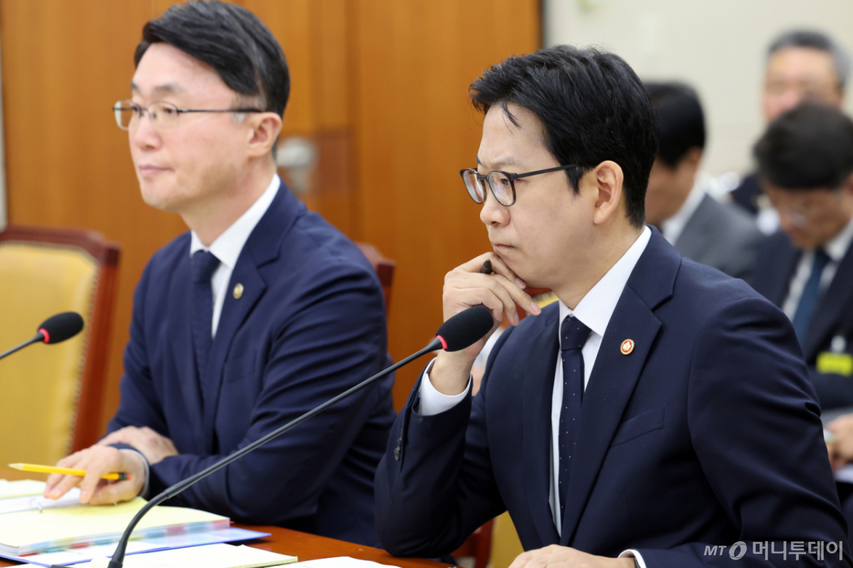 배경훈 부총리 겸 과학기술정보통신부 장관이 6일 서울 여의도 국회 과학기술정보방송통신위원회에서 열린 과기부 등에 대한 국정감사에서 생각에 잠겨 있다. 2026.10.6/뉴스1 Copyright © 뉴스1. All rights reserved. 무단 전재 및 재배포, AI학습 이용 금지.