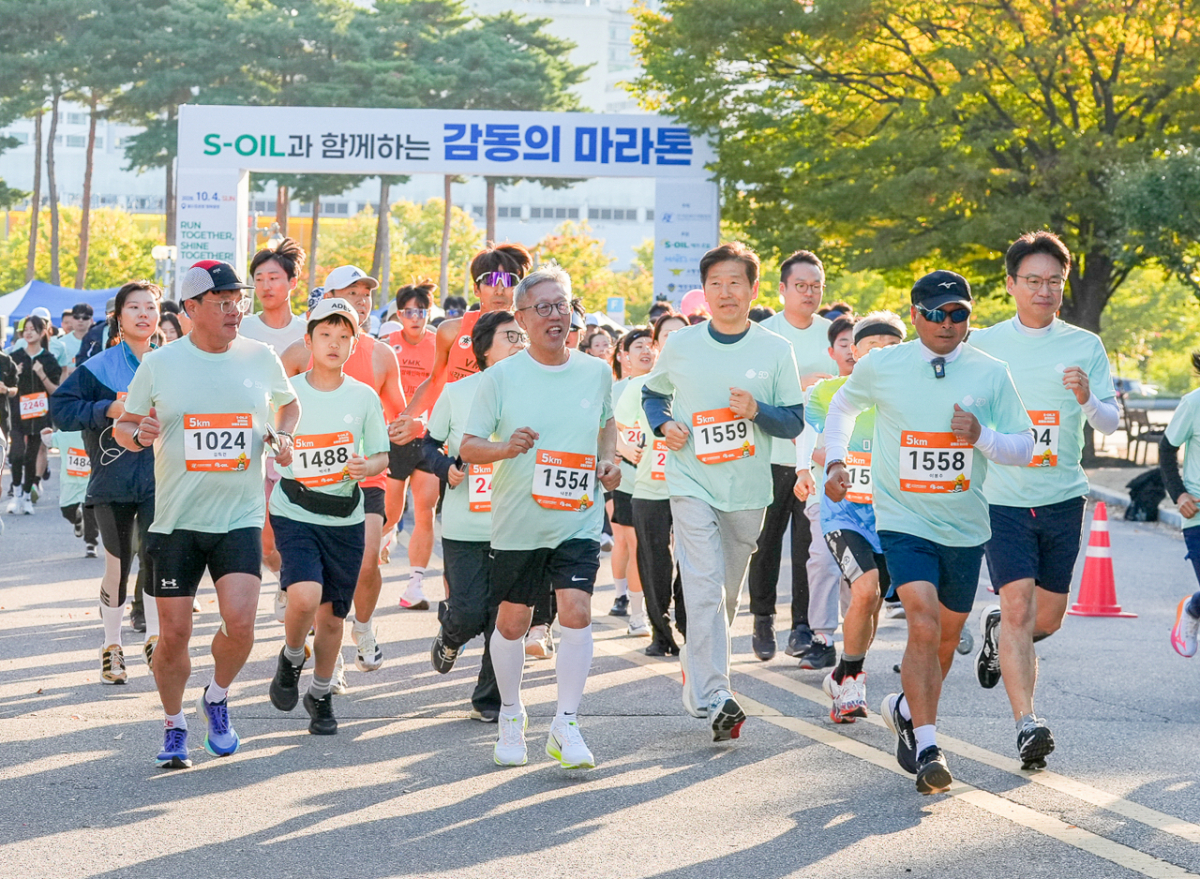 지난 4일 서울 마포구 월드컵공원 평화광장에서 열린 ‘감동의 마라톤’에서 나운환(왼쪽부터) 한국장애인재활협회장(1554)과 김현훈 한국사회복지협의회장(1559), 이봉주 단장(1558), 서경섭 에쓰오일 총무부문장이 참가자들과 힘차게 출발하고 있다./사진=에쓰오일