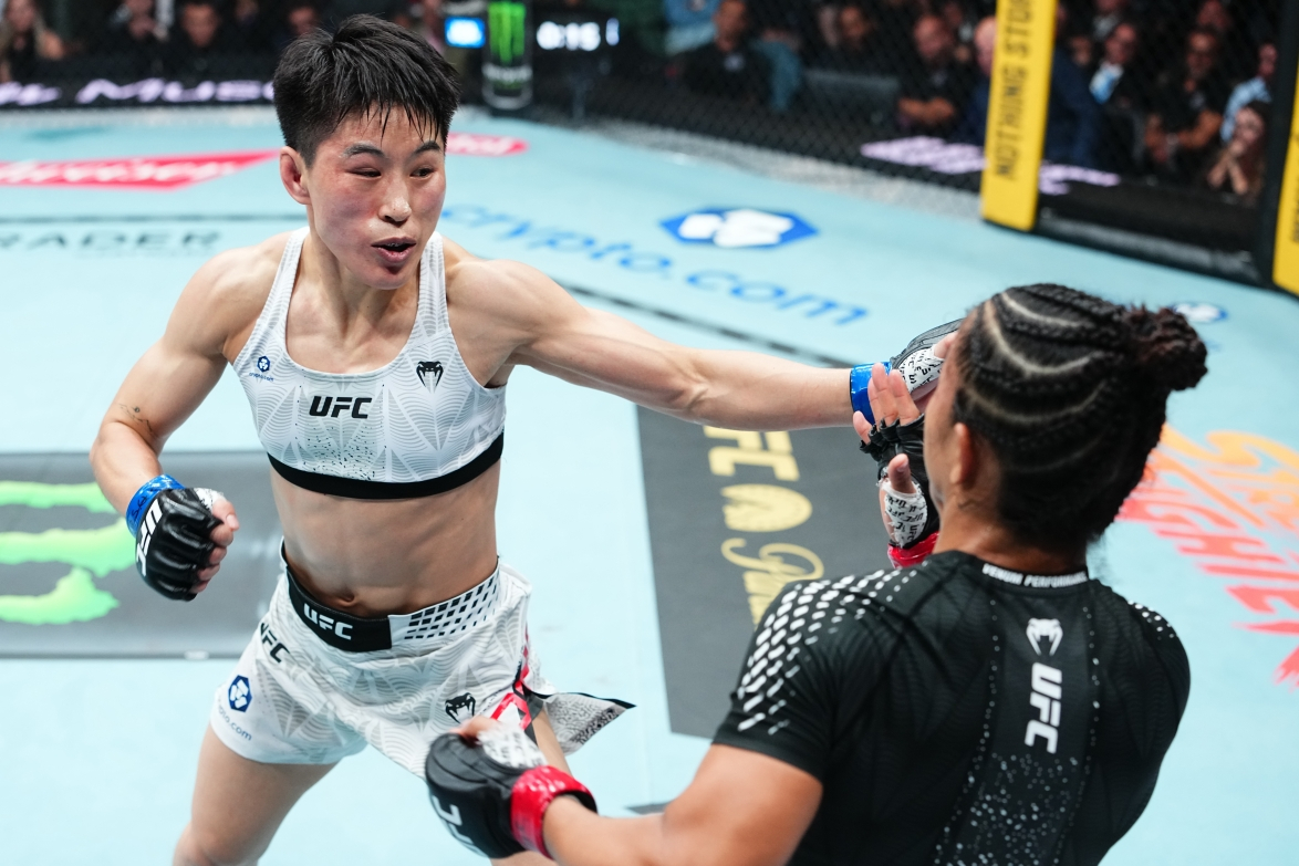 왕총과 나탈리아 실바 경기 중. /사진=UFC 공식 제공