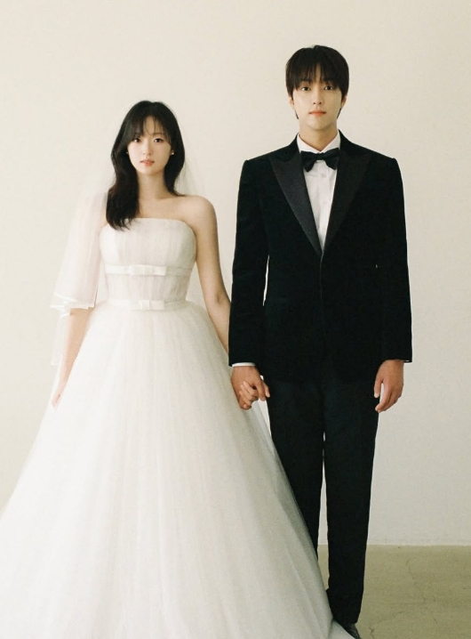 배우 이유진(34, 사진 오른쪽)과 차경은(28)이 오는 11월 결혼식을 올린다. /사진=이유진 인스타그램