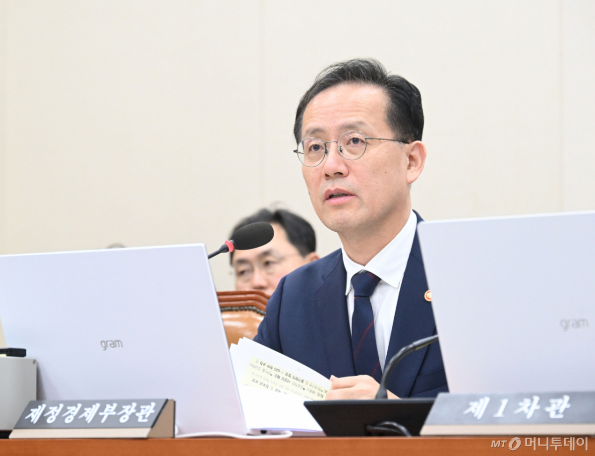 (서울=뉴스1) = 이형일 부총리 겸 재정경제부 장관이 6일 서울 여의도 국회에서 열린 '2026년 재정경제부 국정감사'에서 의원질의에 답변하고 있다. (재정경제부 제공. 재판매 및 DB 금지) 2026.10.6/뉴스1 Copyright © 뉴스1. All rights reserved. 무단 전재 및 재배포, AI학습 이용 금지. /사진=(서울=뉴스1)