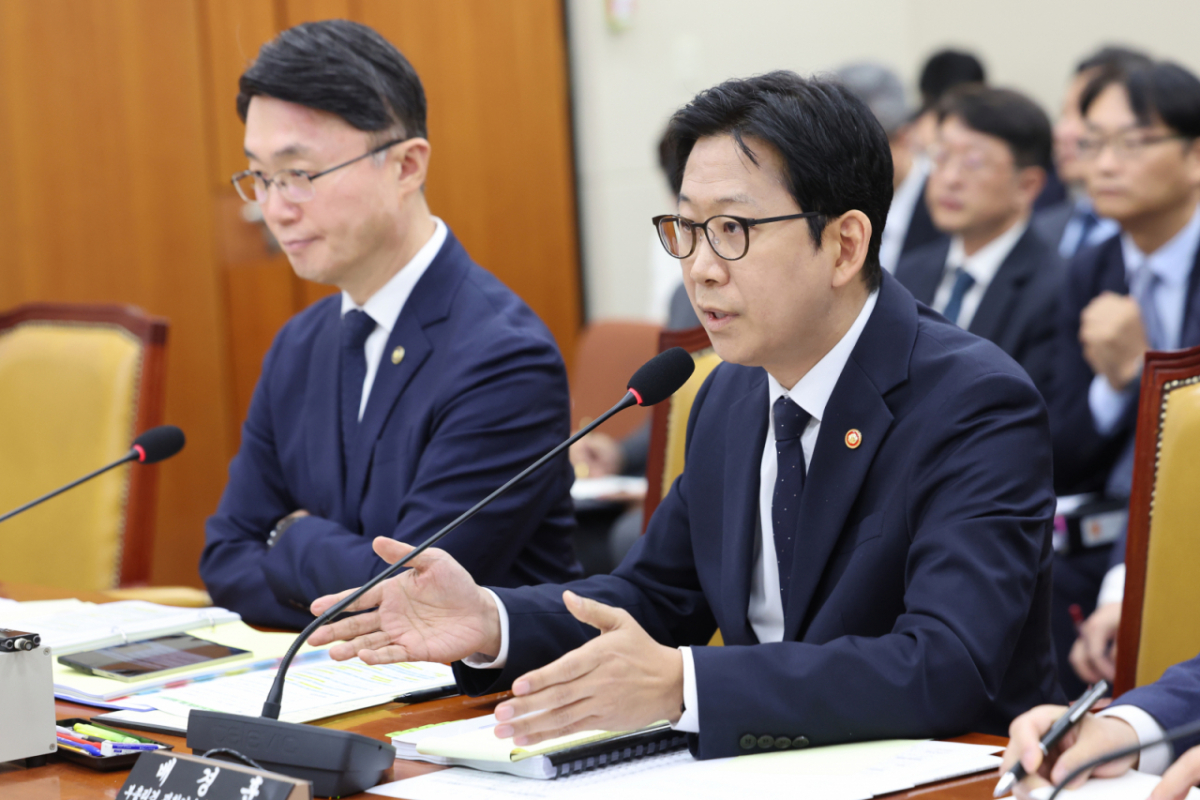 Bae Kyung-hoon, Deputy Prime Minister and Minister of Science and ICT, answers questions from lawmakers during the National Assembly audit of the Ministry of Science and ICT and other agencies held on the 6th at the Korea Communications Commission in Seoul Yeouido National Assembly. /NEWS1