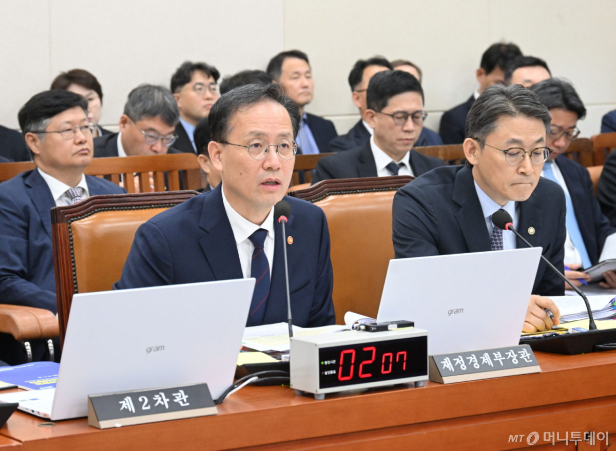 (서울=뉴스1) = 이형일 부총리 겸 재정경제부 장관이 6일 서울 여의도 국회에서 열린 '2026년 재정경제부 국정감사'에서 의원질의에 답변하고 있다. (재정경제부 제공. 재판매 및 DB 금지) 2026.10.6/뉴스1