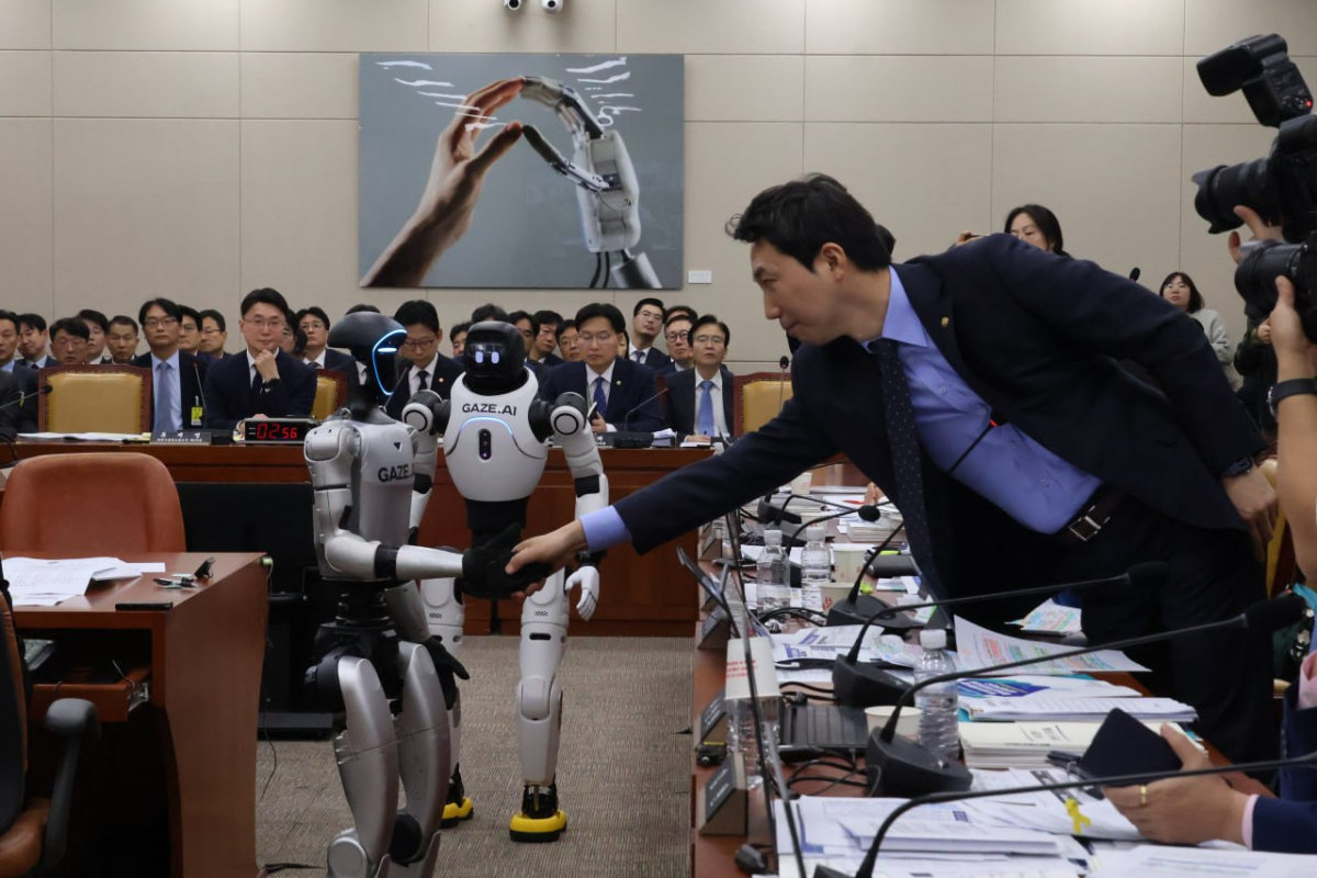 국회 과학기술정보통신방송통신위원회 소속 이정헌 더불어민주당 의원이 6일 과학기술정보통신부 국정감사 회의장에 들어온 휴머노이드 로봇과 악수를 하고 있다./사진제공=이정헌 더불어민주당 의원실