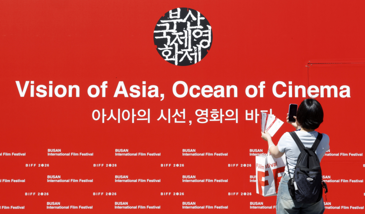 제31회 부산국제영화제(BIFF) 개막날인 6일 부산 해운대구 영화의 전당을 찾은 관객이 인증사진을 찍고 있다. / 사진 = 뉴시스