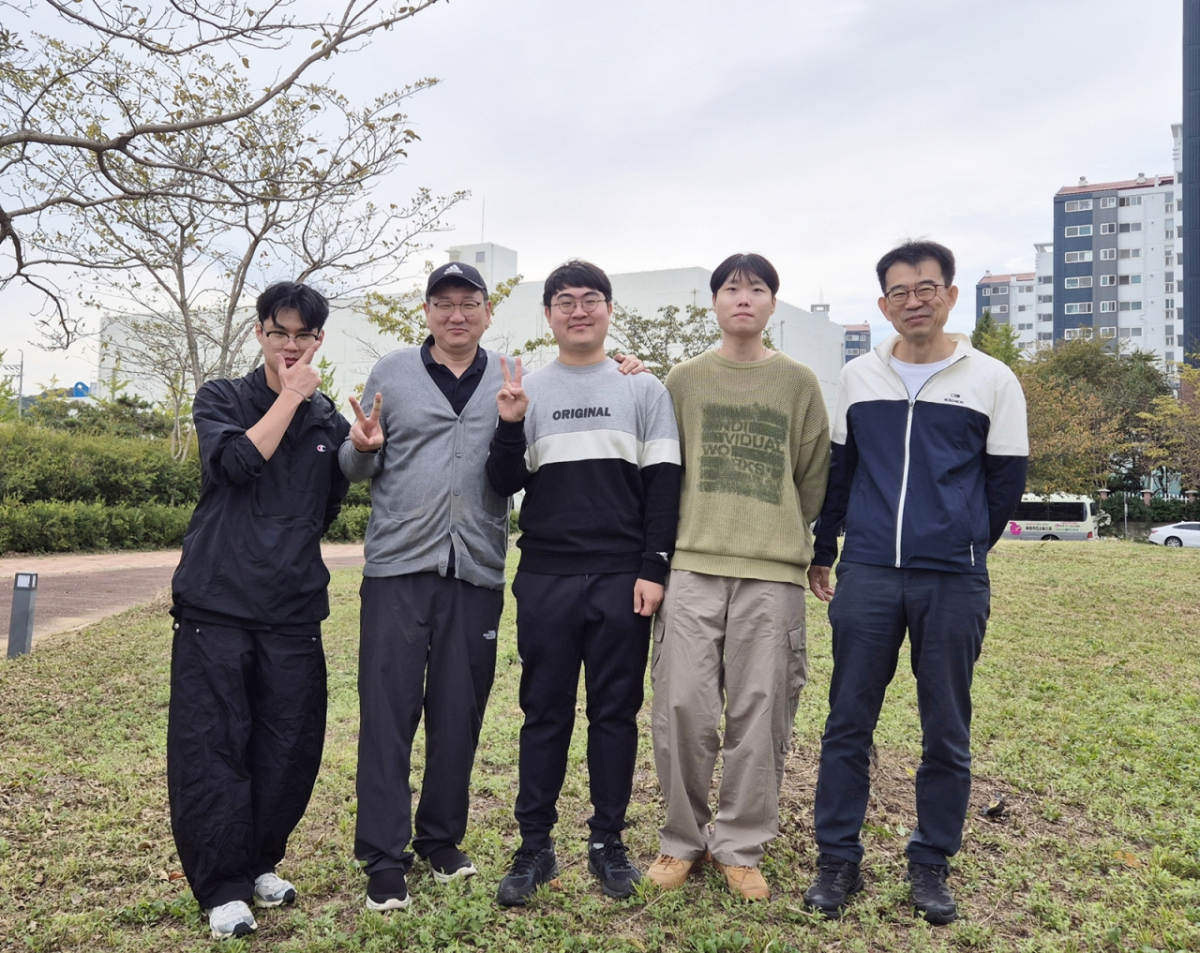 반도체공학과 학생연구팀./사진제공=목포대학교