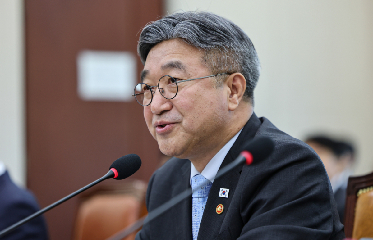 윤호중 행정안전부 장관이 6일 서울 여의도 국회에서 열린 행정안전위원회 국정감사에서 의원 질의에 답하고 있다. /사진=뉴스1 /사진=(서울=뉴스1) 김도우 기자