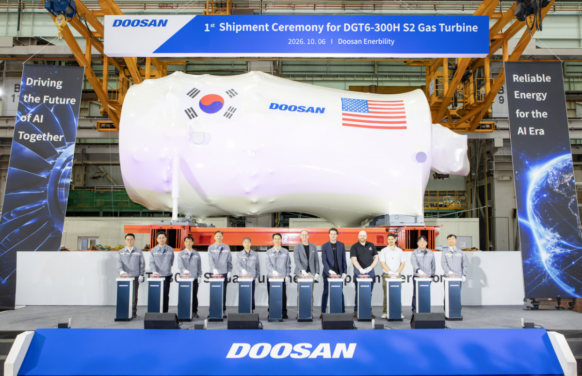 Son Seung-woo (center), head of Doosan Enerbility's Power Service BG, and key executives from SpaceXAI pose for a commemorative photo at the gas turbine shipping ceremony held on the 6th at Doosan Enerbility's Changwon headquarters. /Photo=Doosan Enerbility