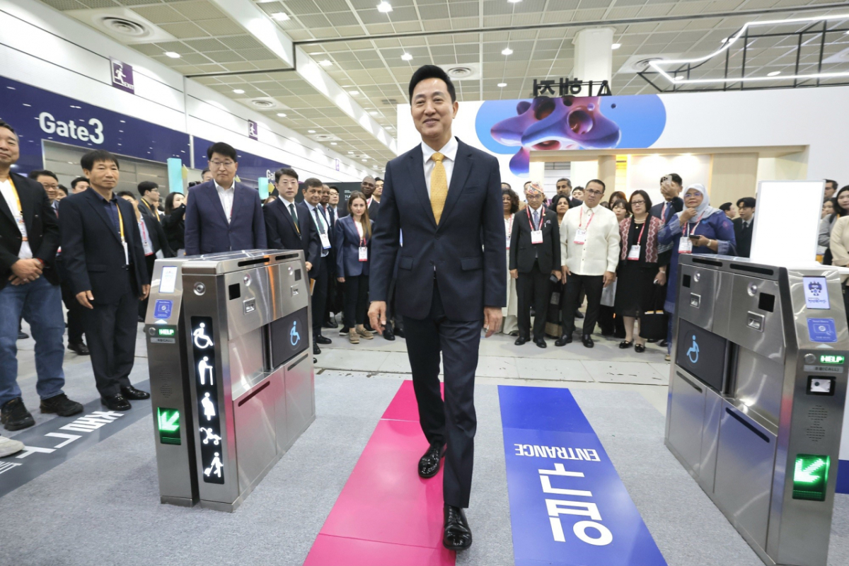 오세훈 서울시장이 6일 서울 코엑스에서 열리는 '스마트라이프위크(SLW) 2026' 내 서울교통공사 전시관에 방문해 첨단 지하철 기술을 체험하고 있다. /사진제공=서울교통공사