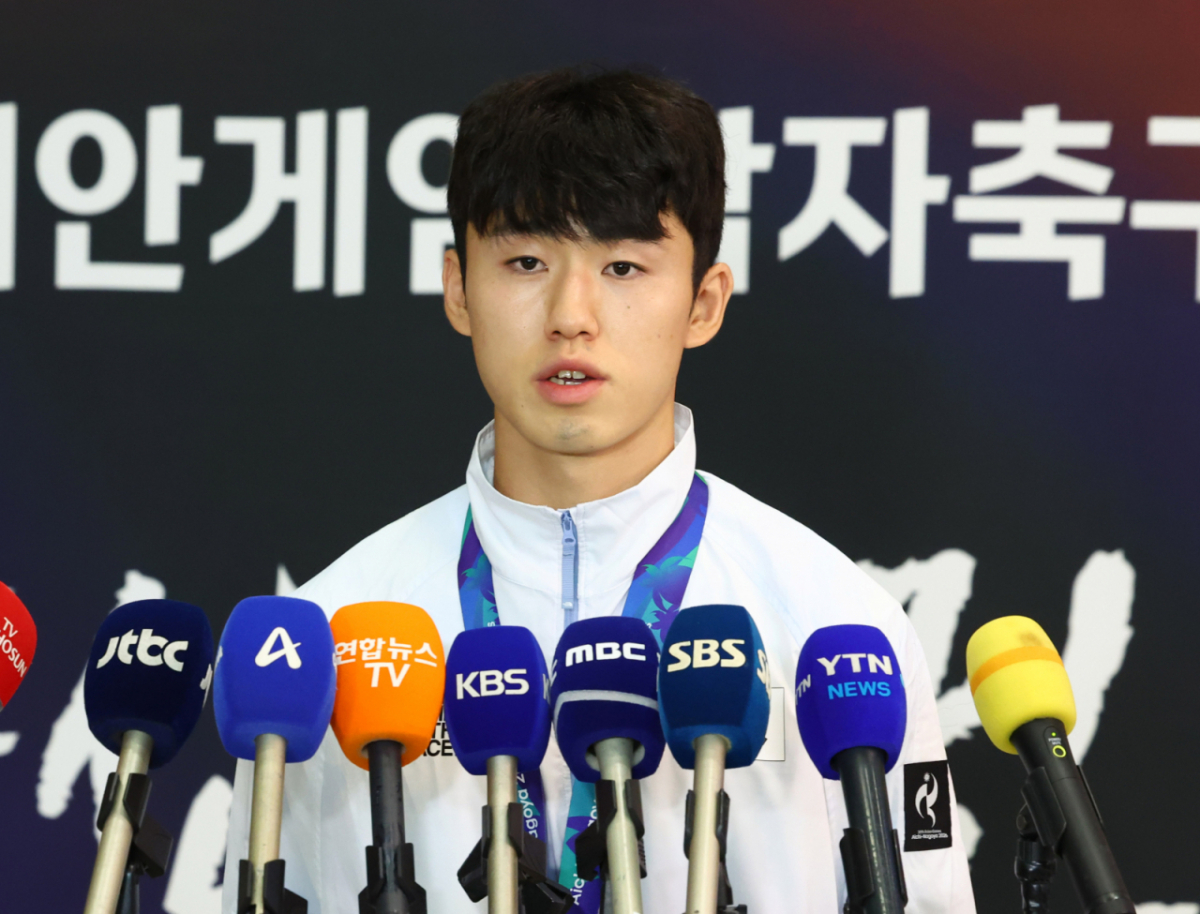 이번 대회에서는 축구대표팀 일부 선수가 금메달 획득 직후 병역 혜택을 강조하면서 논란이 불거졌다.  이기혁(강원)은 방송 인터뷰에서 "금메달을 못 땄으면 한국에 돌아가서 입대가 9일 남았었다"며 "선수들에게도 군대 면제가 되게 중요한 대회였는데, 제게는 특히 현실적으로 코앞에 있었다"고 말했다. 이어 "간절했고 절실했다. 마음이 무거웠는데 짐을 덜어내 뜻깊다"고 했다. /사진=뉴시스