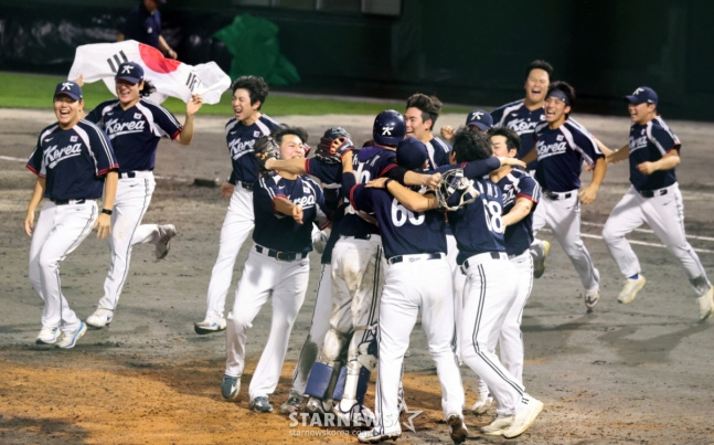 한국 야구 대표팀이 지난 9월 27일 아이치-나고야 아시안게임 결승에서 일본을 꺾고 금메달을 차지한 뒤 기뻐하고 있다. /사진=강영조 선임기자