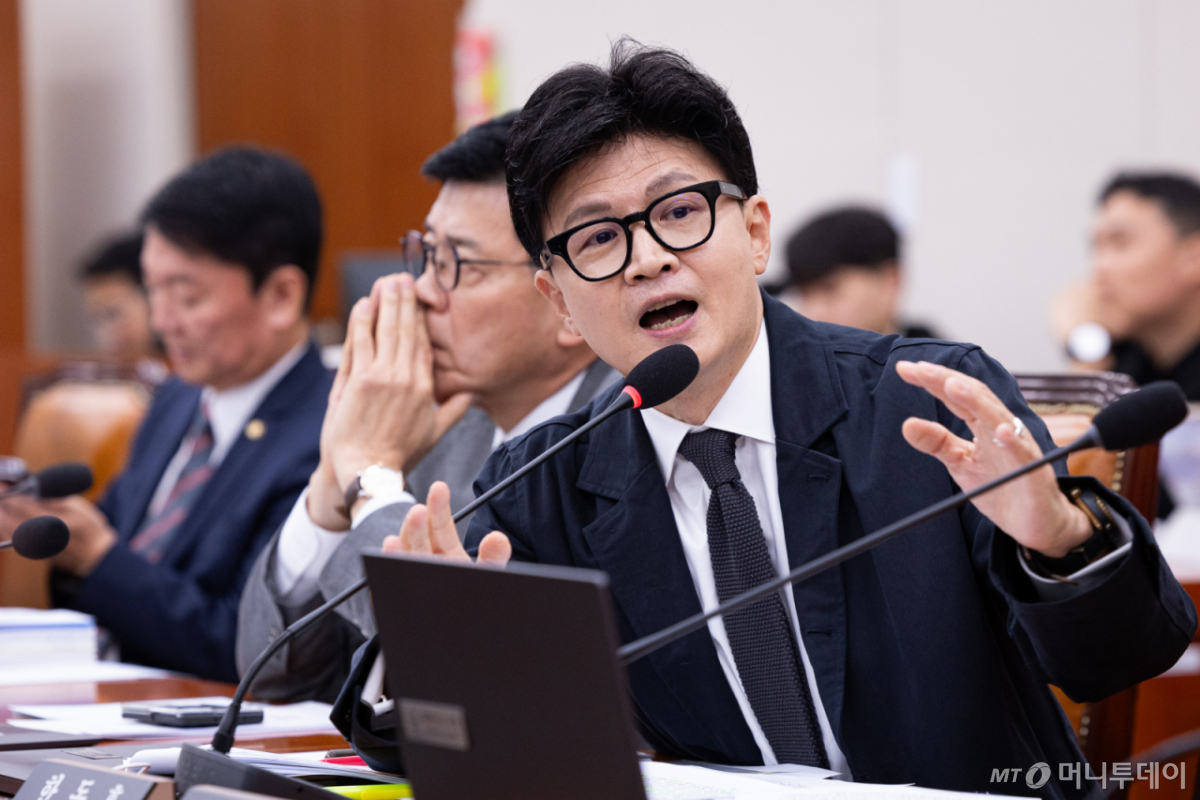 (서울=뉴스1) 유승관 기자 = 한동훈 무소속 의원이 6일 서울 여의도 국회에서 열린 외교통일위원회의 외교부 등에 대한 국정감사에서 조현 외교부 장관에게 질의하고 있다. 2026.10.6/뉴스1 Copyright © 뉴스1. All rights reserved. 무단 전재 및 재배포, AI학습 이용 금지. /사진=(서울=뉴스1) 유승관 기자