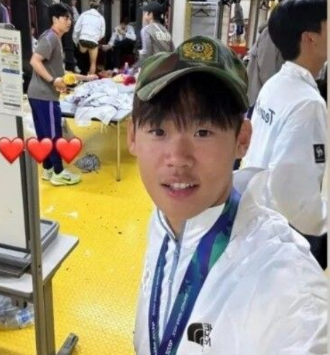 전역모를 쓰고 사진을 찍은 박승수. /사진=박승수 SNS 캡처