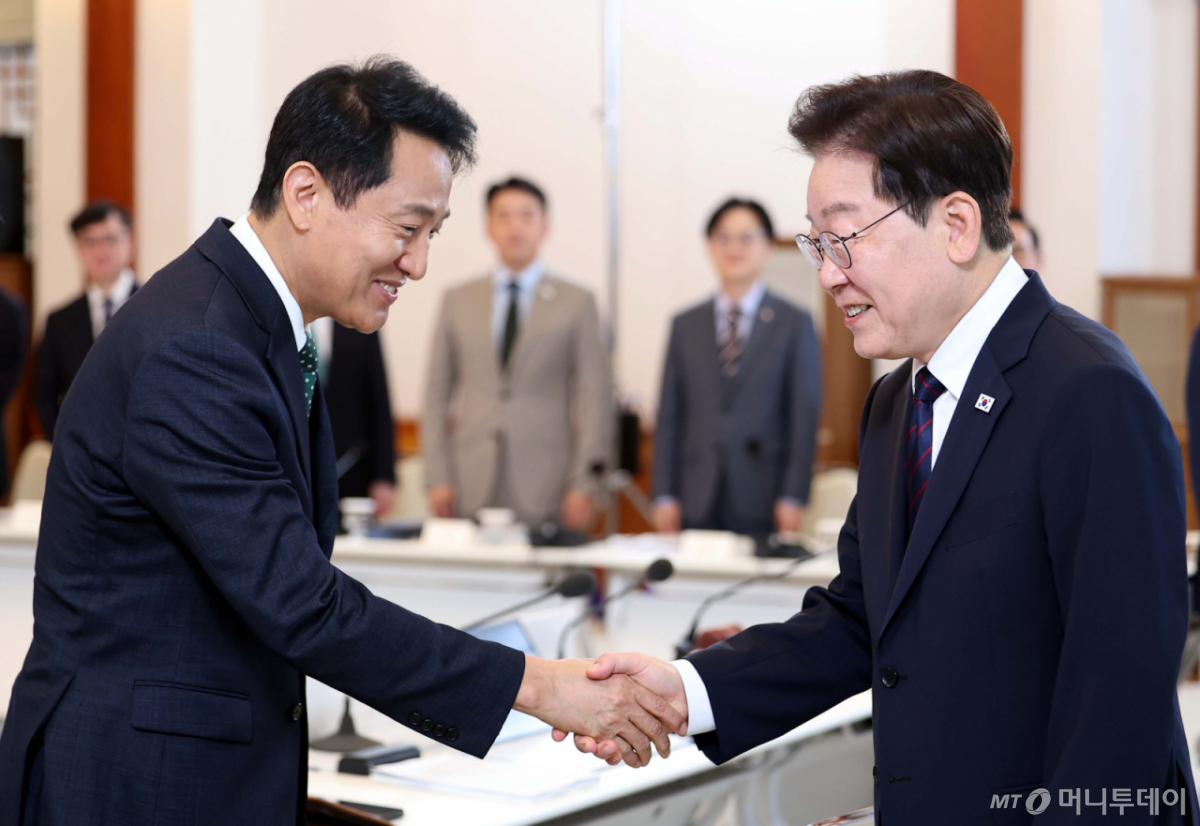 이재명 대통령이 26일 청와대에서 열린 제10회 중앙지방협력회의에서 오세훈 서울시장과 악수하고 있다. (청와대통신사진기자단) 2026.08.26. /사진=