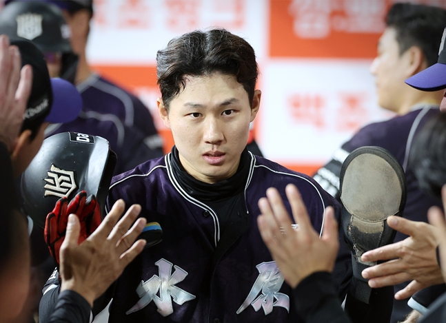 더그아웃으로 들어온 최원준. /사진=KT 위즈