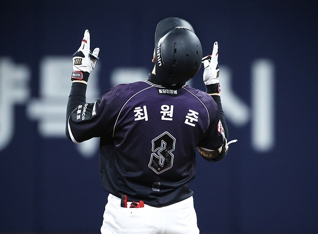 2루 안착 후 세리머니를 하는 최원준. /사진=KT 위즈