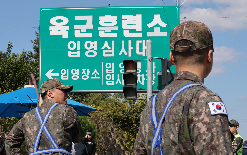 (논산=뉴스1) 김기태 기자 = 2026 아이치·나고야 아시안게임 금메달리스트의 병역 면제 혜택 논란이 일고 있는 6일 충남 논산 육군훈련소 입영심사대에서 군장병이 입영장병을 안내하고 있다. 2026.10.6/뉴스1 Copyright © 뉴스1. All rights reserved. 무단 전재 및 재배포, AI학습 이용 금지. /사진=(논산=뉴스1) 김기태 기자