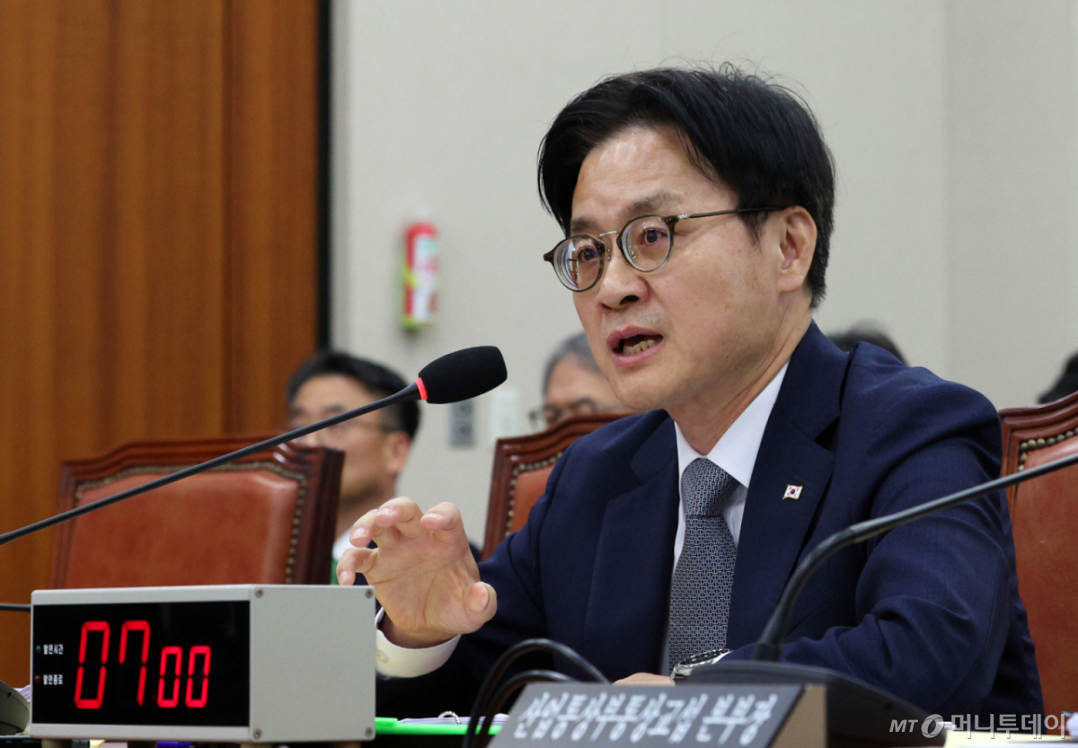 김정관 산업통상부 장관이 6일 서울 여의도 국회에서 열린 산업통상자원중소벤처기업위원회 국정감사(산업통상부)에서 의원 질의에 답변하고 있다. /사진=뉴시스