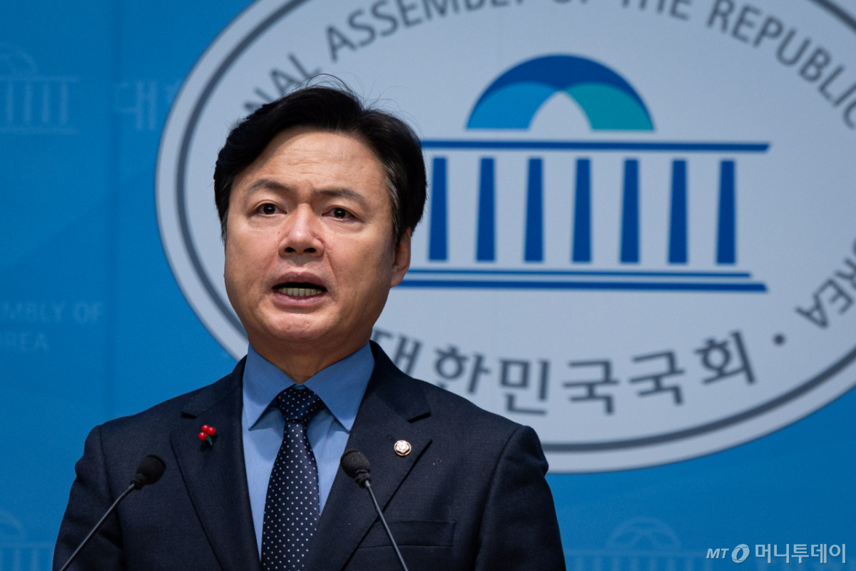(서울=뉴스1) 유승관 기자 = 김현정 더불어민주당 원내대변인이 11일 서울 여의도 국회 소통관에서 국민의힘 댓글 국적표기 주장, 내란재판 지연 등 현안 관련 브리핑을 하고 있다. 2026.1.11/뉴스1 Copyright © 뉴스1. All rights reserved. 무단 전재 및 재배포, AI학습 이용 금지. /사진=(서울=뉴스1) 유승관 기자