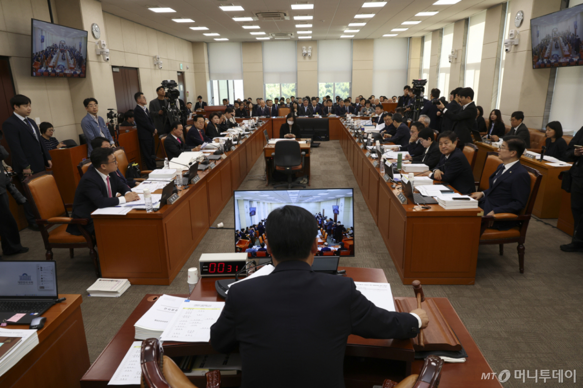 [서울=뉴시스] 김근수 기자 = 김영진 국회 행정안전위원회 위원장이 6일 오전 서울 여의도 국회에서 열린 행정안전위원회 국정감사에서 의사봉을 두드리고 있다. 2026.10.06. ks@newsis.com /사진=김근수