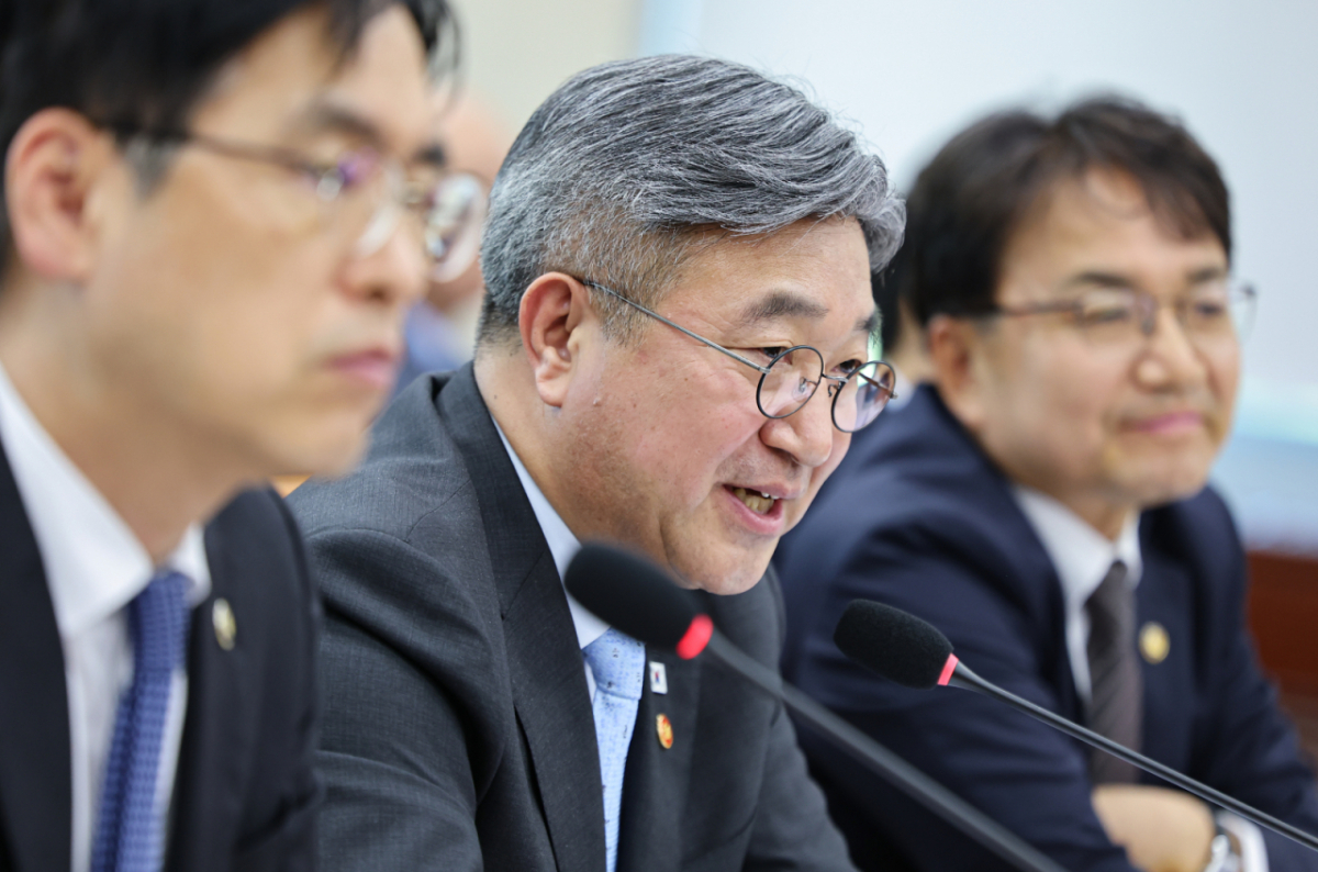 윤호중 행정안전부 장관이 6일 서울 여의도 국회에서 열린 행정안전위원회 국정감사에서 의원 질의에 답하고 있다. /사진=뉴스1 /사진=(서울=뉴스1) 김도우 기자