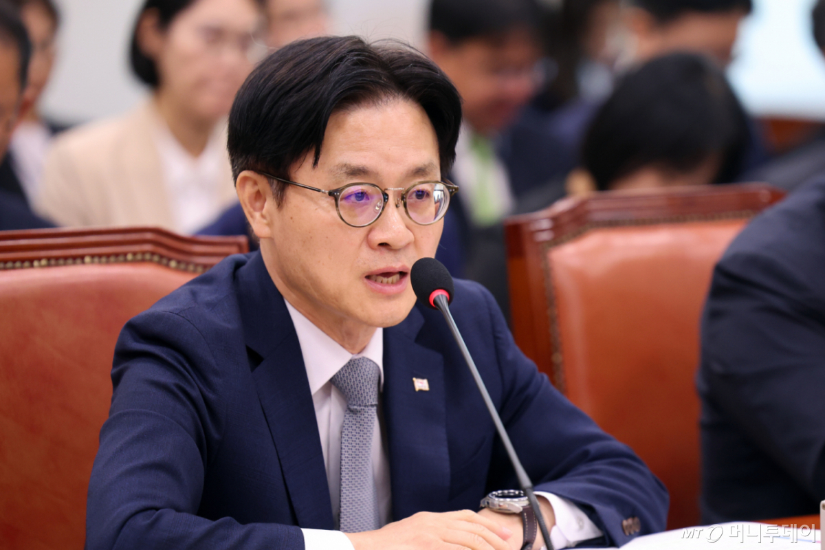 (서울=뉴스1) 황기선 기자 = 김정관 산업통상부 장관이 6일 서울 여의도 국회 산업통상자원중소벤처기업위원회에서 열린 산업부에 대한 국정감사에서 의원 질의에 답하고 있다. 2026.10.6/뉴스1 Copyright © 뉴스1. All rights reserved. 무단 전재 및 재배포, AI학습 이용 금지. /사진=(서울=뉴스1) 황기선 기자