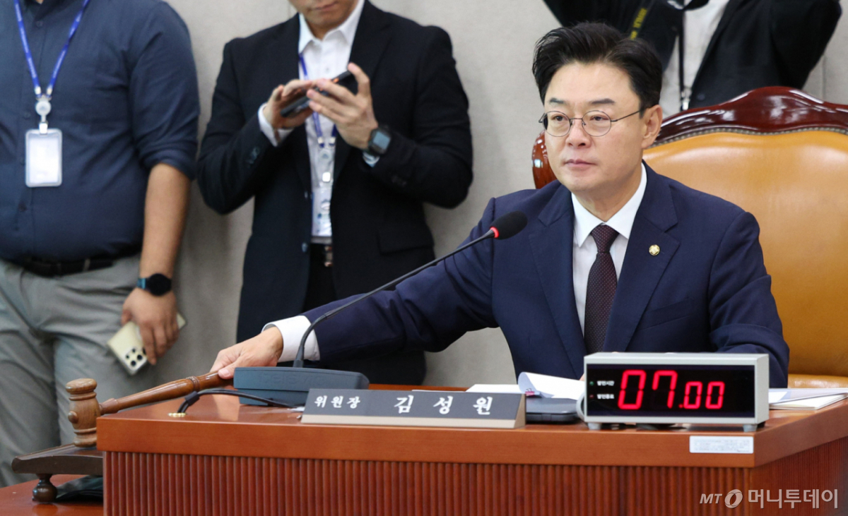 [서울=뉴시스] 고범준 기자 = 김성원 위원장이 6일 서울 여의도 국회에서 열린 산업통상자원중소벤처기업위원회 국정감사(산업통상부)에서 의사봉을 두드리고 있다. 2026.10.06. bjko@newsis.com /사진=고범준
