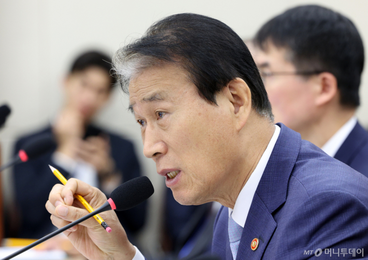 [서울=뉴시스] 고범준 기자 = 권오을 국가보훈부 장관이 6일 서울 여의도 국회에서 열린 정무위원회 국정감사(국가보훈부 등)에서 의원 질의에 답변하고 있다. 2026.10.06. bjko@newsis.com /사진=고범준