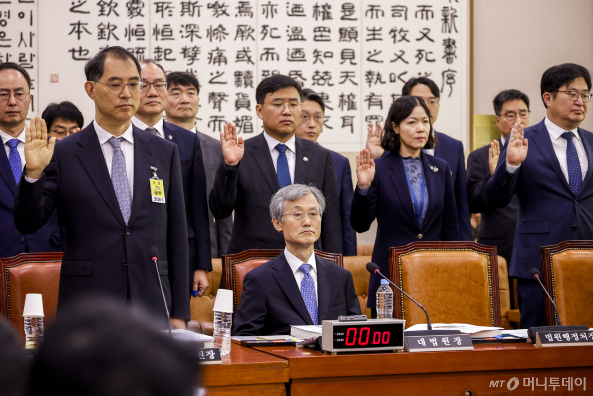 [서울=뉴시스] 정병혁 기자 = 조희대 대법원장이 6일 서울 여의도 국회에서 열린 국회 법제사법위원회의 대법원 등 국정감사에서 증인선서를 하지않고 자리에 앉아 있다. 2026.10.06. jhope@newsis.com /사진=정병혁