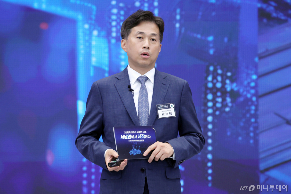 (광주=뉴스1) 이재명 기자 = 곽노정 SK하이닉스 대표가 30일 광주 김대중 컨벤션센터에서 열린 서남권 첨단산업 발전비전 국민보고회에서 첨단 메모리 생산 FAB, AIDC 투자계획을 발표하고 있다. (청와대통신사진기자단) 2026.6.30/뉴스1 Copyright © 뉴스1. All rights reserved. 무단 전재 및 재배포, AI학습 이용 금지. /사진=(광주=뉴스1) 이재명 기자