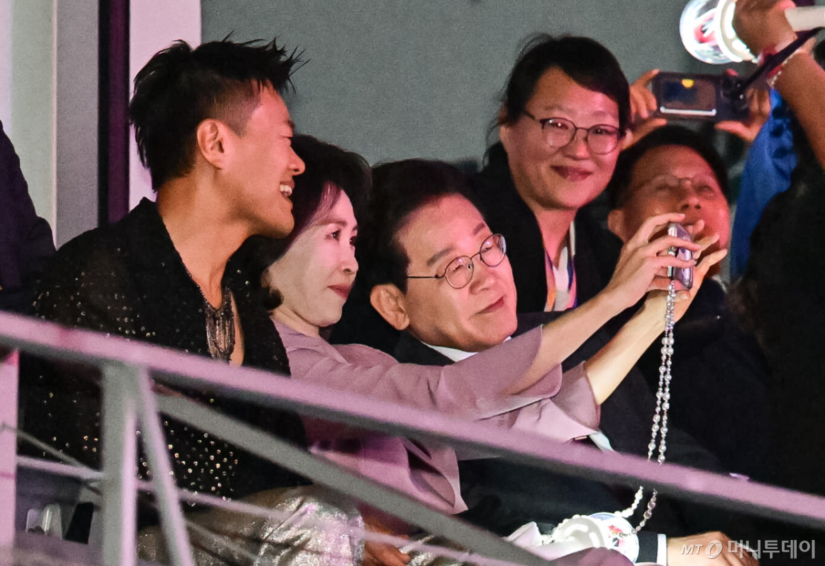 (멕시코시티=뉴스1) 허경 기자 = 이재명 대통령과 김혜경 여사가 25일(현지시간) 멕시코시티 GNP 스타디움에서 열린 멕시코 청소년들과의 만남에서 스트레이시티 콘서트를 관람하고 있다. 왼쪽은 박진영 대중문화교류위원회 공동위원장. 2026.9.26/뉴스1 Copyright © 뉴스1. All rights reserved. 무단 전재 및 재배포, AI학습 이용 금지. /사진=(멕시코시티=뉴스1) 허경 기자
