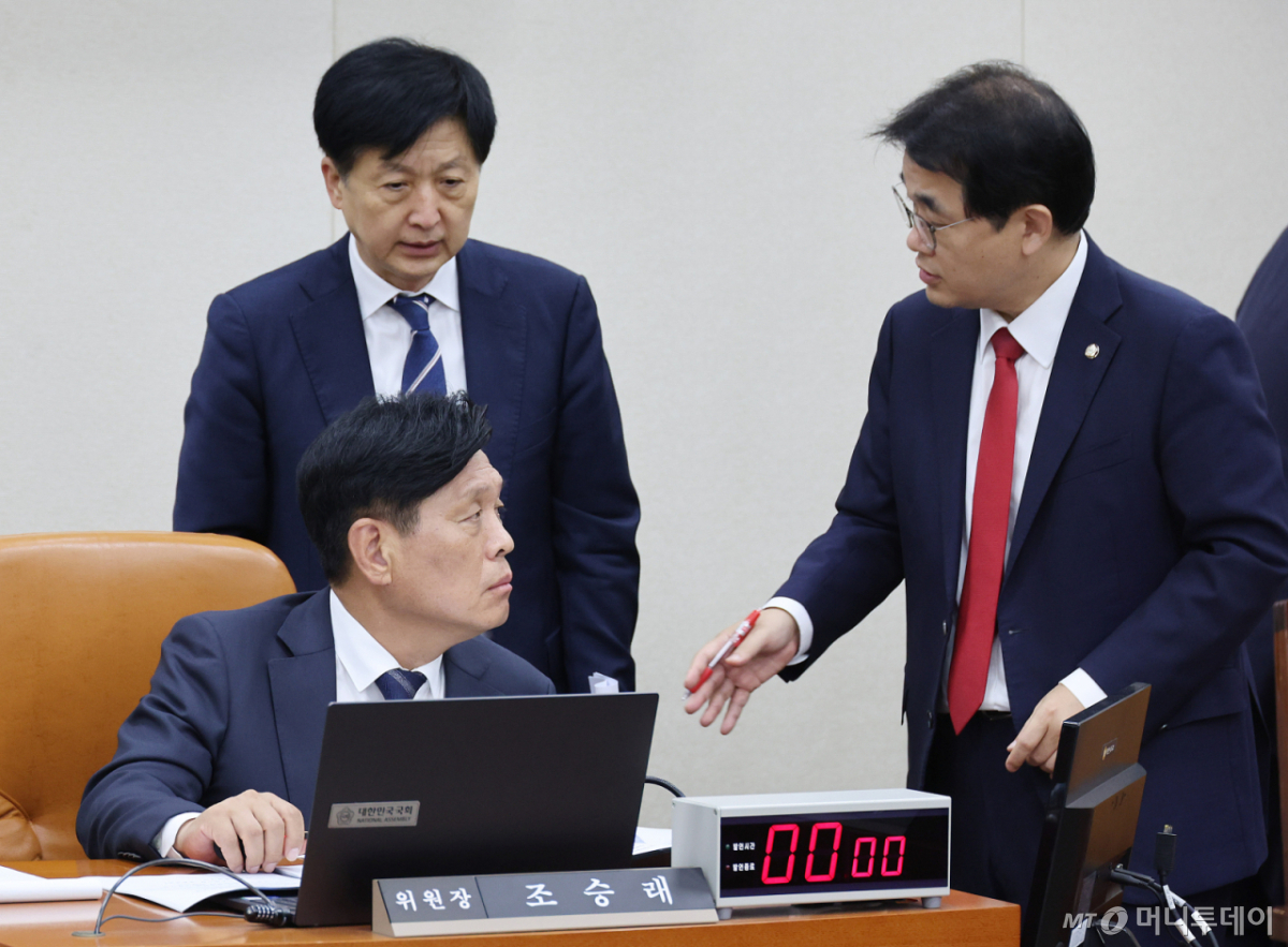 [서울=뉴시스] 최진석 기자 = 조승래(아래) 국회 재정경제기획위원회 위원장이 28일 여의도 국회에서 열린 제439회국회 (정기회) 재정경제기획위원회 제5차 전체회의에서 여당 간사인 조승 더불어민주당 의원, 야당 간사인 배준영(오른쪽) 국민의힘 의원과 대화를 나누고 있다. 2026.09.28.  /사진=최진석