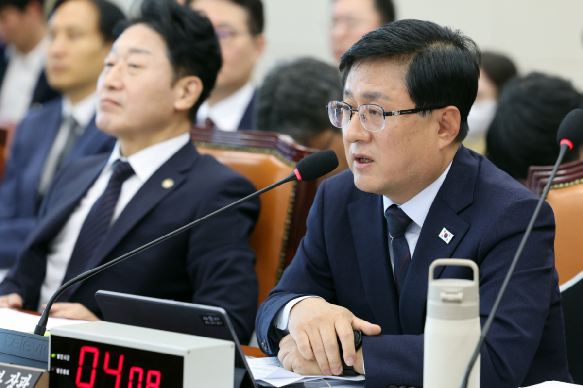 김성환 기후에너지환경부 장관이 6일 서울 여의도 국회 기후에너지환경노동위원회에서 열린 기후부 국정감사에서 의원 질의에 답하고 있다. 2026.10.6/뉴스1 Copyright © 뉴스1. All rights reserved. 무단 전재 및 재배포, AI학습 이용 금지. /사진=(서울=뉴스1)