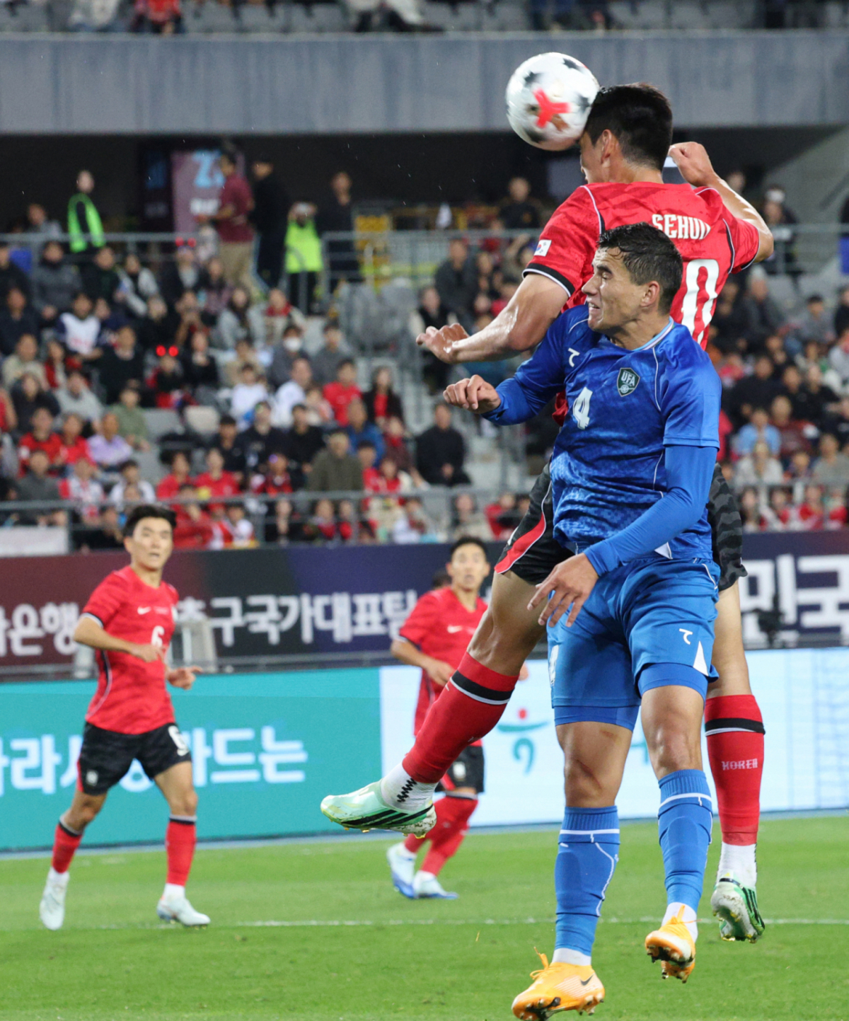 대한민국 축국구가대표팀이 6일 경기도 용인미르스타디움에서 우즈베키스탄과 친선경기를 열었다. 오세훈이 헤더슛으로 두 번째 골을 터뜨리고 있다. /사진=김진경 kim.jinkyung@