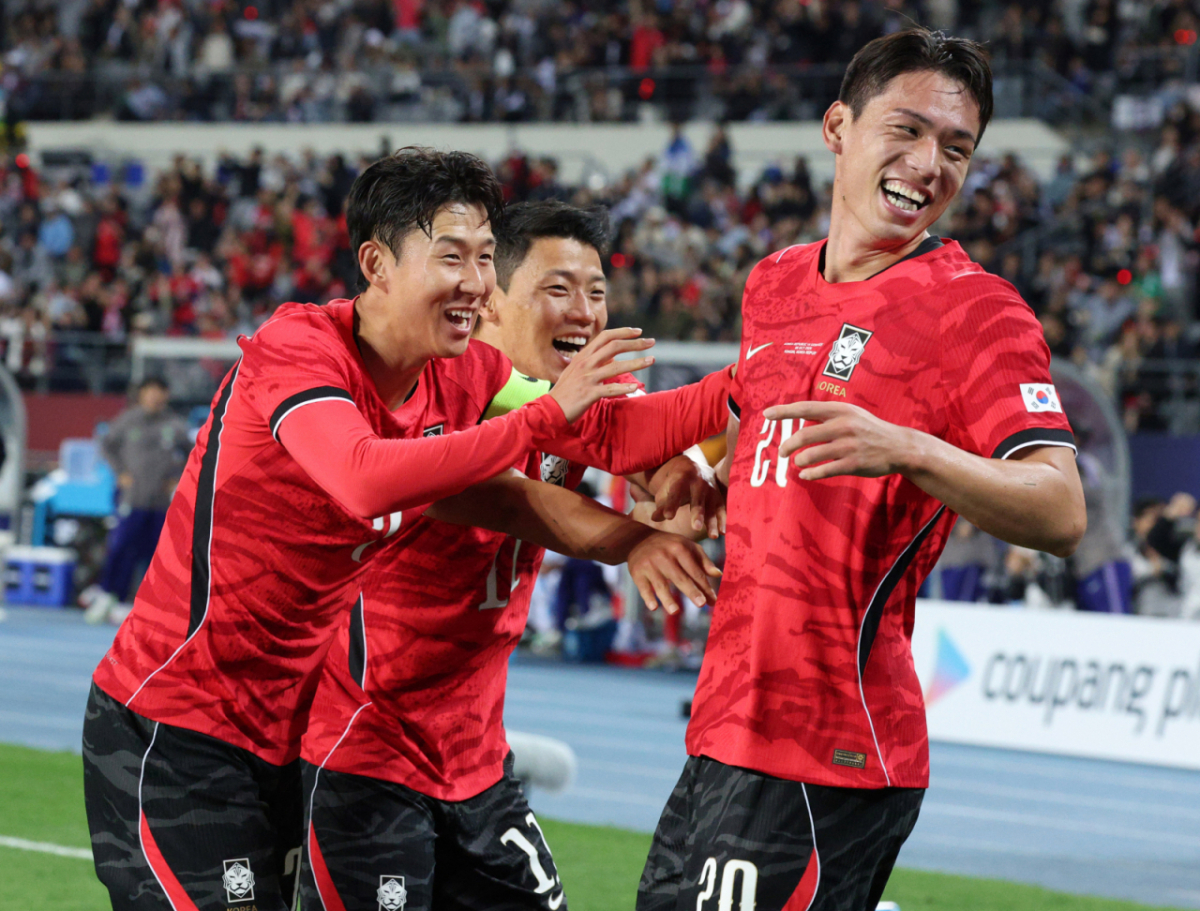 대한민국 축국구가대표팀이 6일 경기도 용인미르스타디움에서 우즈베키스탄과 친선경기를 열었다. 오세훈이 헤더슛으로 두 번째 골을 터뜨린 후 손흥민, 황희찬과 기뻐하고 있다. /사진=김진경 kim.jinkyung@