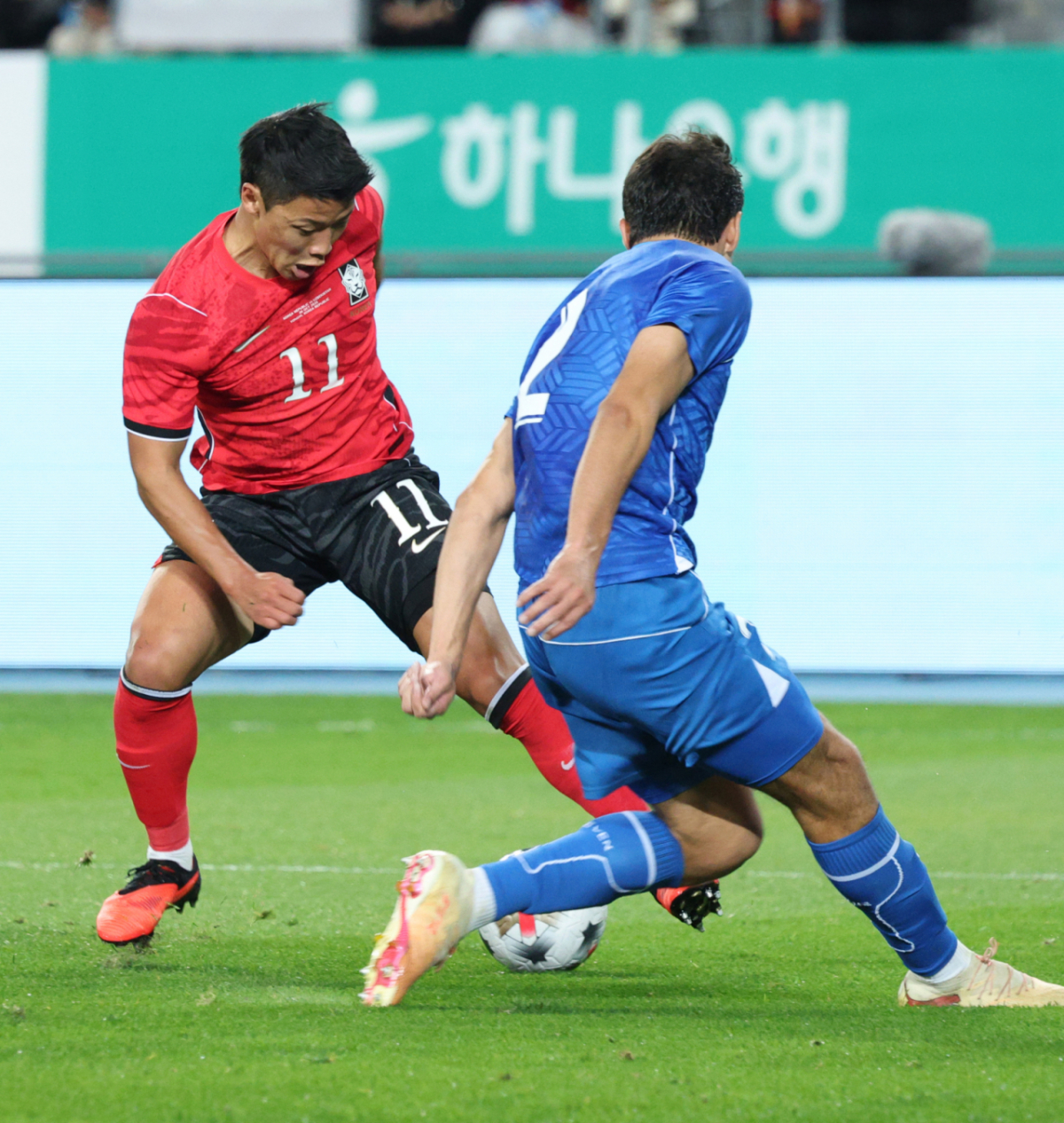 대한민국 축국구가대표팀이 6일 경기도 용인미르스타디움에서 우즈베키스탄과 친선경기를 열었다. 황희찬이 우즈베키스탄 후사노프를 제치고 있다. /사진=김진경 kim.jinkyung@