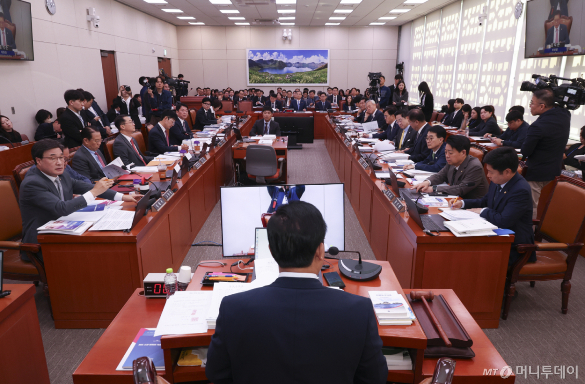 [서울=뉴시스] 김근수 기자 = 6일 오전 서울 여의도 국회에서 외교통일위원회 국정감사가 열리고 있다. 2026.10.06. ks@newsis.com 