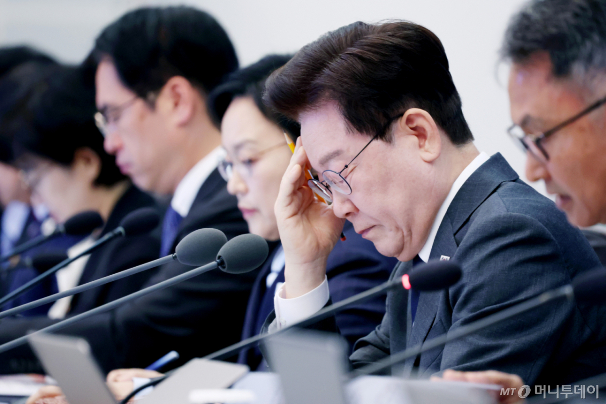 [서울=뉴시스] 김진아 기자 = 이재명 대통령이 6일 청와대에서 열린 국무회의에서 고심하고 있다. (청와대통신사진기자단) 2026.10.06. bluesoda@newsis.com /사진=김진아