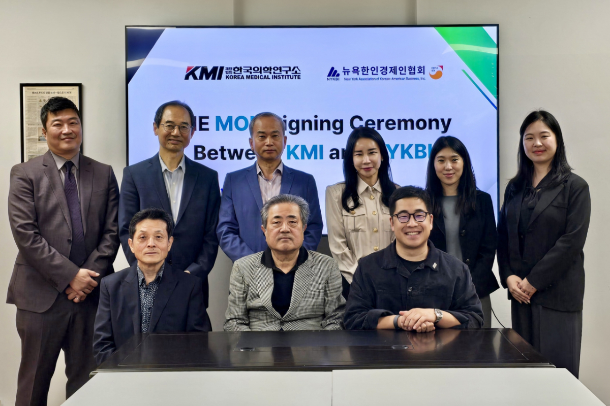 이광배 KMI한국의학연구소 이사장을 비롯한 KMI 관계자들과 뉴욕 한인경제인협회 관계자들이 지난달 26일 업무협약을 체결한 후 기념촬영을 하고 있다. (앞줄 왼쪽부터) 안상모 뉴욕한인경제인협회 이사장, 이창무 뉴욕한인경제인협회 회장, 이광배 KMI 이사장. /사진=KMI