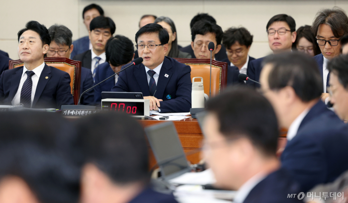 [서울=뉴시스] 조성우 기자 = 김성환 기후에너지환경부 장관이 6일 서울 여의도 국회에서 열린 기후에너지환경노동위원회의 기후에너지환경부에 대한 국정감사에서 자료제출 관련 답변을 하고 있다. 2026.10.06. xconfind@newsis.com /사진=조성우