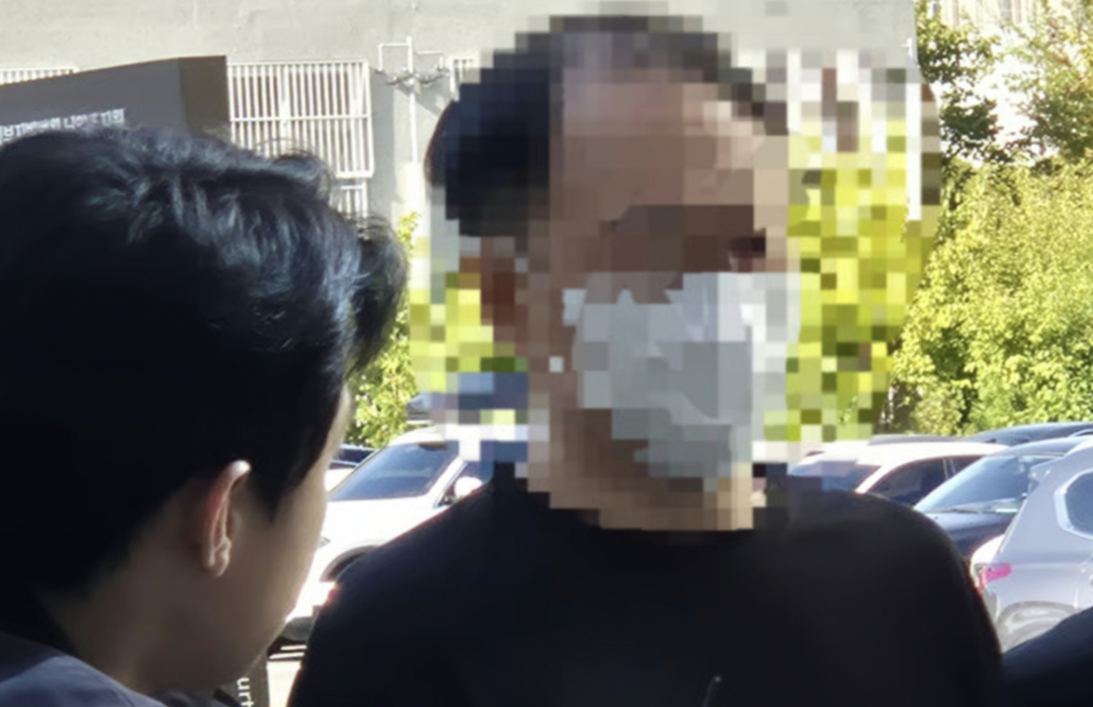 경기 남양주시 한 별장에서 70대 여성을 흉기로 찔러 살해한 혐의를 받는 50대 수행기사가 지난달 28일 구속 전 피의자 심문(영장실질심사)을 받기 위해 의정부지법 남양주지원에 출석하고 있다/사진=뉴스1