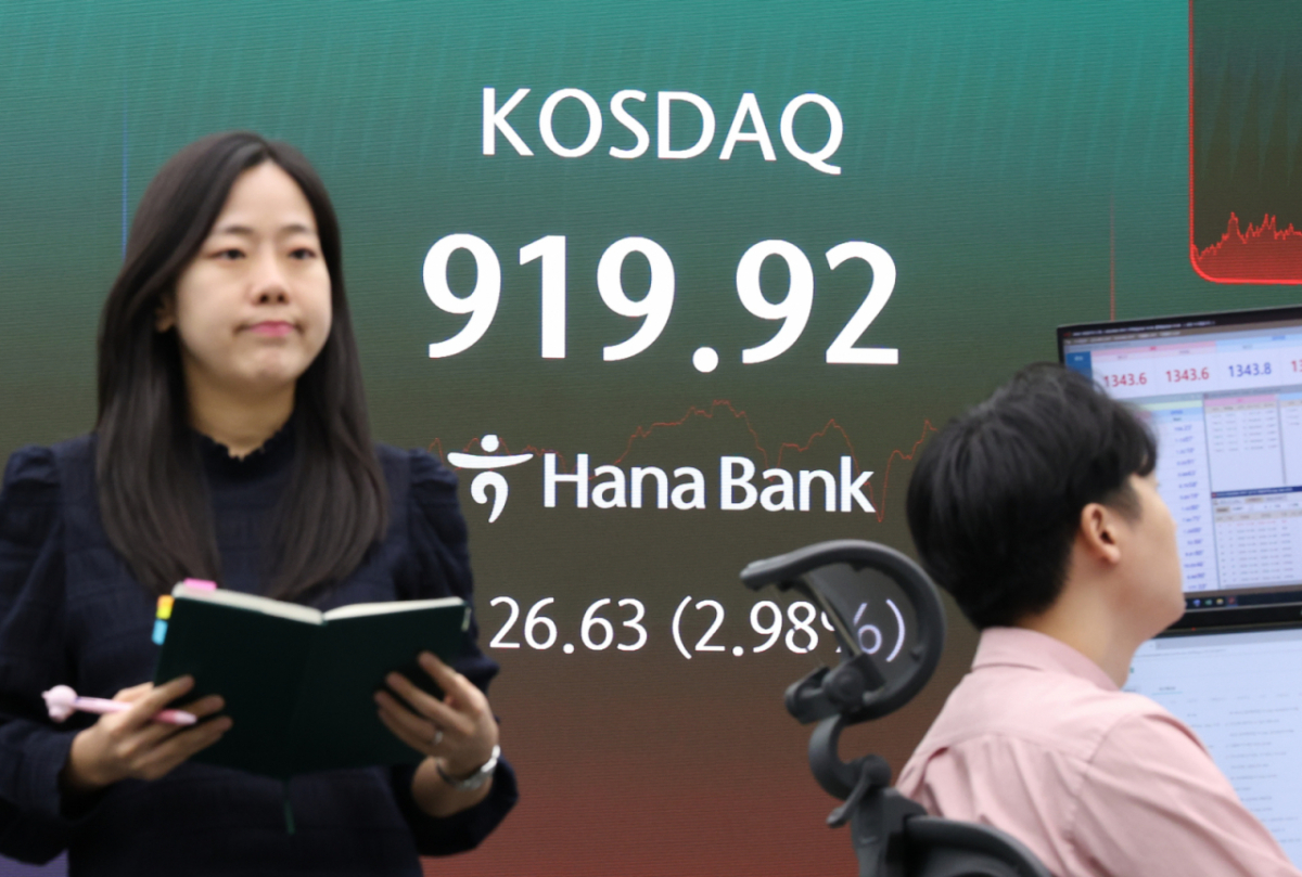 코스닥이 전 거래일 보다 26.63포인트(2.98%) 오른 919.92에 마감한 6일 오후 서울 중구 하나은행 딜링룸에 지수가 표시돼 있다. 사진=뉴시스