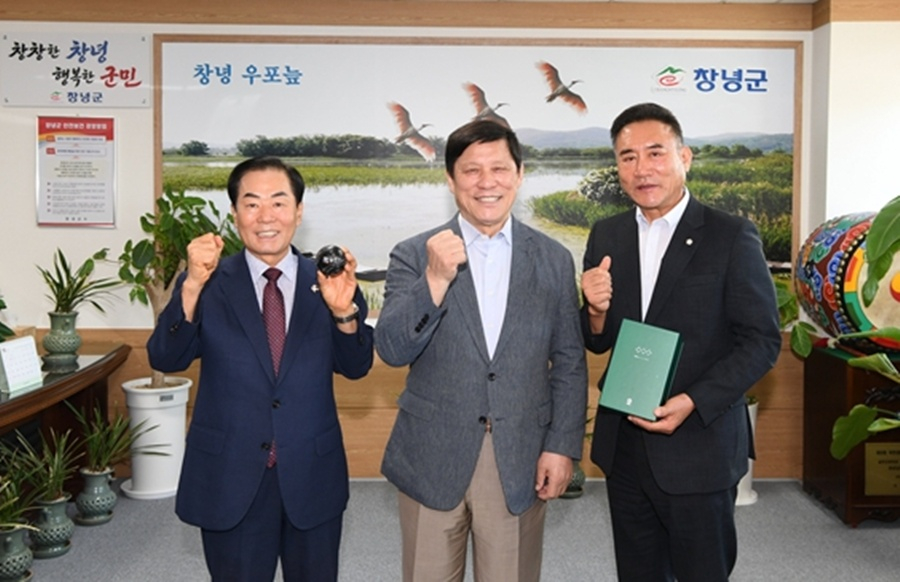 허구연(가운데) 총재가 지난 2일 경남 창녕군을 찾아 성낙인(왼쪽) 군수, 박재홍(오른쪽) 군의회 의장과 야구 인프라 확충 및 지역 경제 활성화와 관련한 면담을 하고 있다. /사진=KBO