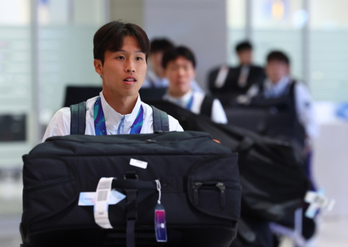 [인천공항=뉴시스] 전신 기자 = 2026 아이치·나고야 아시안게임 남자 축구에서 우승을 차지한 23세 이하(U-23) 축구 대표팀이 4일 인천국제공항 제2여객터미널을 통해 귀국하고 있다. 2026.10.04.  /사진=전신