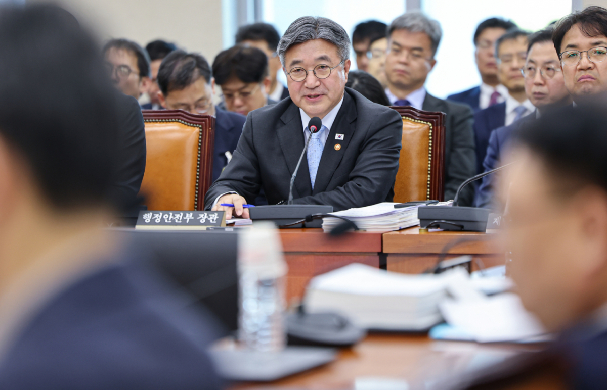 윤호중 행정안전부 장관이 6일 서울 여의도 국회에서 열린 행정안전위원회 국정감사에서 의원 질의에 답하고 있다. /사진=뉴스1