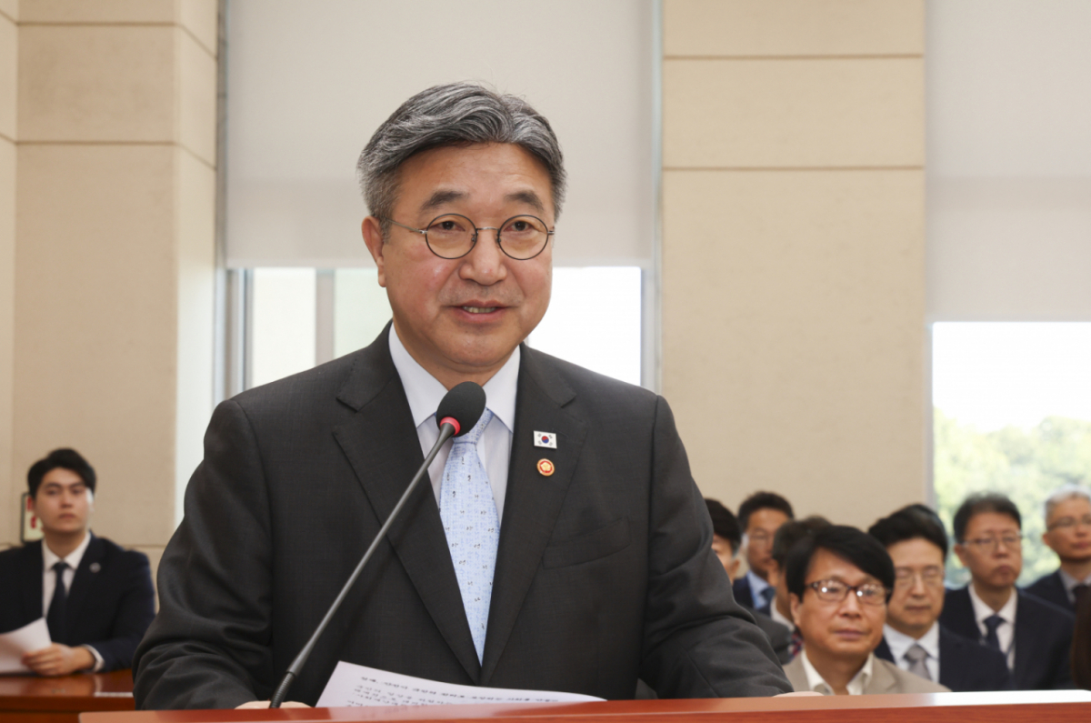 윤호중 행정안전부 장관이 6일 오전 서울 여의도 국회에서 열린 행정안전위원회 국정감사에서 업무보고를 하고 있다. /사진=뉴시스