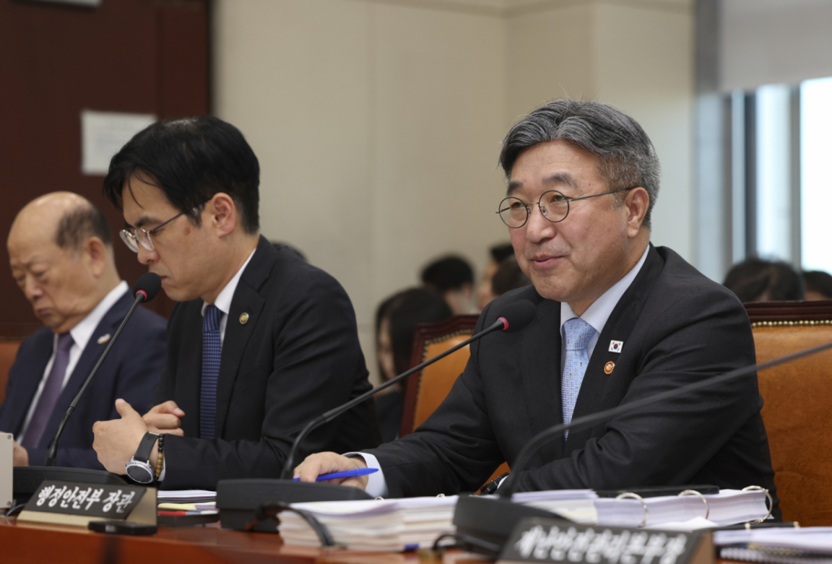 윤호중 행정안전부 장관이 6일 오후 서울 여의도 국회에서 열린 행정안전위원회 국정감사에서 질의에 답하고 있다. /사진=뉴시스